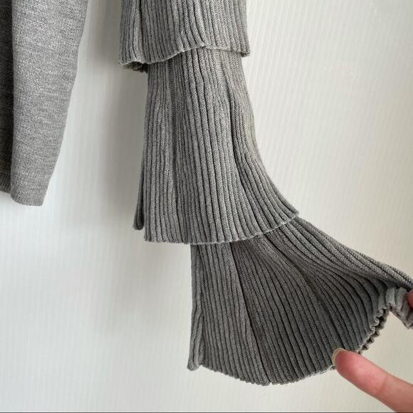 Fred and Sibel sweater with tiered ruffle sleeves Crewneck grey size small - Picture 4 of 7